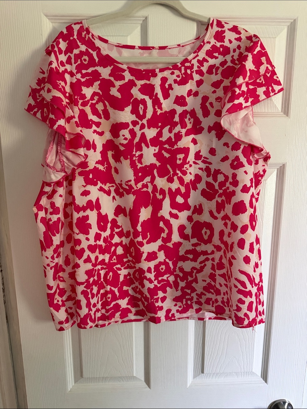 NWOT Women’s Pink and White Printed Flutter Sleeve Top